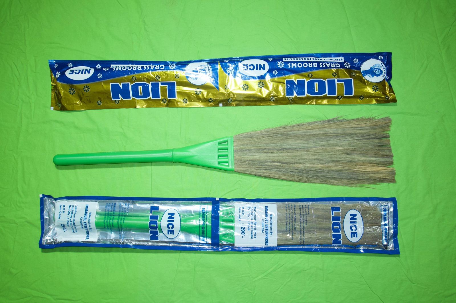 5 FINGER NICE PLASTIC BROOMS