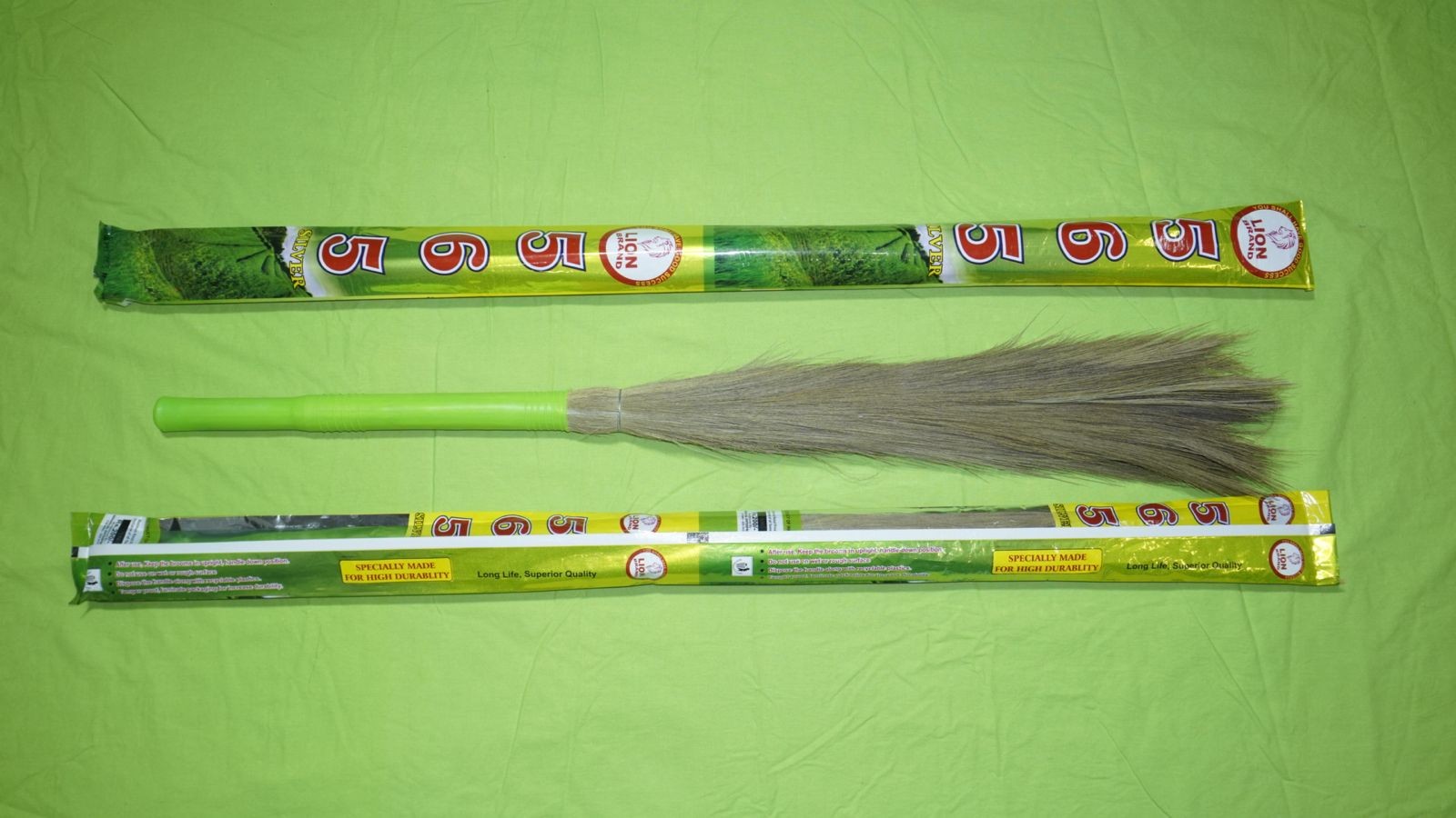 565 BROOMS PLASTIC